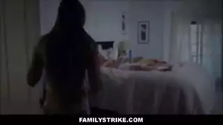 بنت مراته لسه صغيرة ١٨ سنة نامت جنبهم فشخها نيك محارم نار