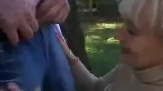 أوجي في الخارج: فتاة بلوندية تنك وتقذف على وجهها