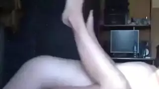 تخلع ملابسها وتتلقف قضيبًا هائلًا في مشهد صريح