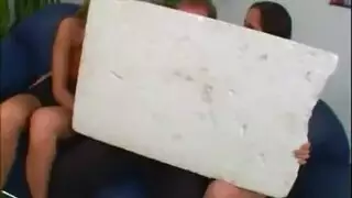 الفتيات قرنية يمارسن الجنس الساخن مع حبيبته المفقودة منذ فترة طويلة في غرفة نوم ضخمة
