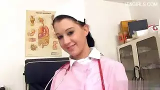 المراهقة ستايسي لي تأخذ قضيباً عملاقاً في الداخل