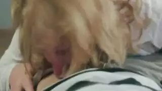 عاهرة أصلية: أداء الشقراء الناضجة في الأفلام الإباحية حقيقي تماماً