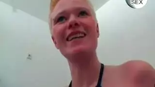 أشقراء وحمراء راكعتان لقضيب أستاذهما الصلب