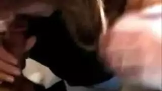 ثلاث فتيات مثيرة راكعات لأكل مهبلين