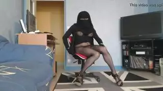 عاهرة كاميرا مقنعة تفتح شفرتيها لغريب وتتوق لقضيبه