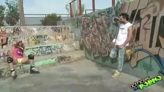 جنس في حديقة عامة: فتاة تشبع فرجها الضيق