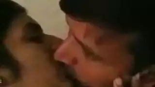 غرفة المعلمين مخصصة لحفلات الجنس الجماعي وتدريب البلع العميق