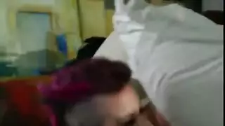 مراهقة ذات أثداء كبيرة تفتح ساقيها بعد كشف صدرها