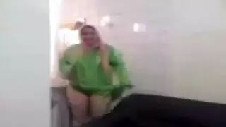 بنت تلعب مع اب