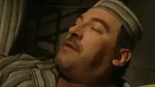 حمراء ناضجة حلوة تأخذ عدة حمولات في فيلم إباحي