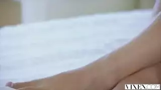 مص قضيب وجنس في مسبح عام: أماندا جوفيا تبتلع المني