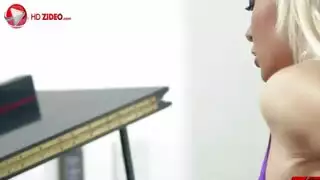 نجمة إباحية ناضجة تبلع بعمق وتتناك بقوة في أوضاع شاذة