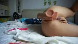 جميلة المؤخرة الكبيرة تُملأ بقضيب صلب هائل