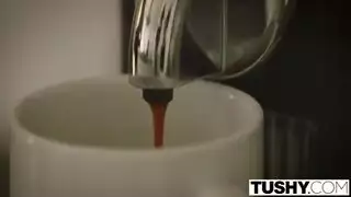 صديقة مشعرة تعطي جنساً فموياً مكثفاً لقضيب كبير صلب