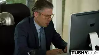 جلسة وجه خشنة مع مهبل مشعر وضغط قضيب