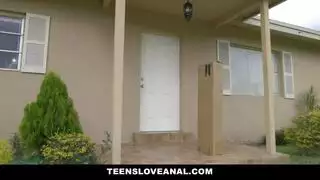 شرج لأول مرة: مؤخرتها تتمدد بقضيبه