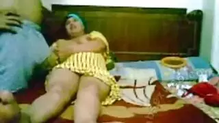 ينيك زوجة عمه في طيزها