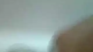مصري يصور حبيبته ويبنكها