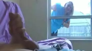 مراهقة شقراء كبيرة الصدر تتعرض لنكاح قوي في مهبلها الضيق