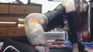 حركة دسار منفردة في مهبلها المبلل