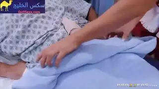 الممرضة تقيد قضيبًا كبيرًا من أجل متعتها