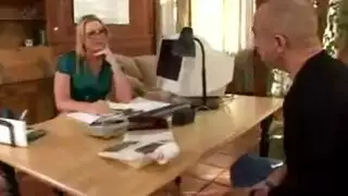 المدلك مساج سيدات عجوزة يستغلها في مساج