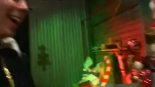 تضع ثديها بين زبه