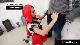 ليلى البريئة تأخذ قضيب الذئب السميك بعمق