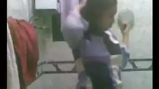 كاميرا خفية في غرفة الأخت مشاهدتها وهي تستمني عارية