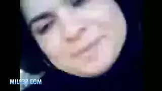 إباحية عراقية مثيرة: زوجة خائنة تئن بصوت عال من اختراق فرجها