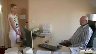 رجل ناضج يأخذ عذرية مراهقة في مشهد إباحي