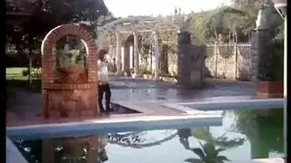 بورنو طويل: الإيطاليات الساخنات يأخذن عدة أذرع