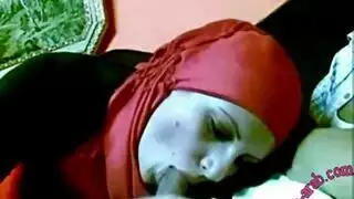 محجبة تركية مغرية ترتدي الأحمر تمص قضيبًا بعمق وبشدة