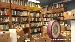 رئيس المكتبة يملأ فرج الفتاة المحجبة بالسائل المنوي
