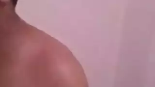 فتاة مصرية تحب القضيب الخليجي في جنس حمام ساخن
