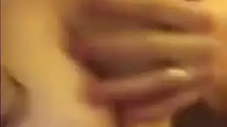 إباحية محجبة متخفية: استمناء في الحمام مع تركيز على الكس