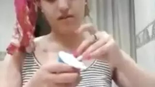 العاهرة المراهقة تنك في وجهها وتتوسل للسائل المنوي