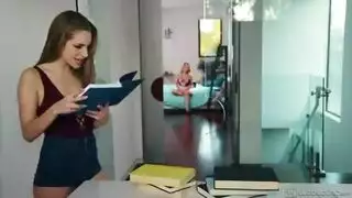 ثلاثية سحاقية مع الأخت غير الشقيقة – لحس كس وإصبع حتى القذف