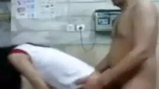 ميكانيكي ينيك صاحبة العربية في الورشة