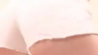 شقراء تظهر كل شيء: لقطة مقربة للمهبل ولعب الحلمتين على الكاميرا