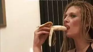 موز شقراء تعذيب