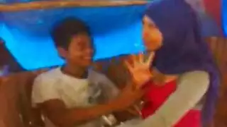محجبة اندونيسية تتناك وتتفرش من صديقها