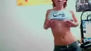 شقراء حمراء صغيرة تستعرض وتداعب بظرها في جلسة كاميرا ويب