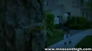 عقاب بوضع الوجه للأسفل والمؤخرة للأعلى يحولها إلى فوضى من الأنين