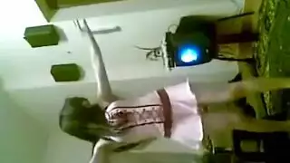 بنت سورية محجبة