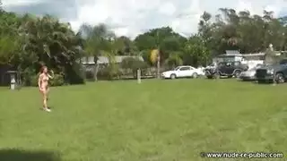 تنظر الى اختها وهي تنتاك