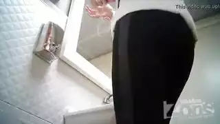 لعق كس حتى تبول في فمه