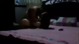 يدخل صابعه فى طيزها