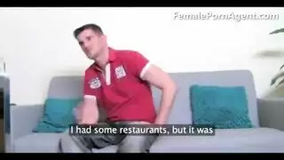 يدخل ايدينه بطيزه ويسعه