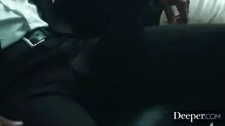 فتاة جميلة تأخذ قذفة تلو الأخرى